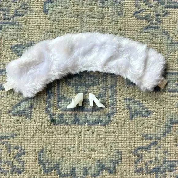 Vintage Barbie Furry White‎ Shawl and White Chunky Heels 1990s Accessories - Picture 3 of 9